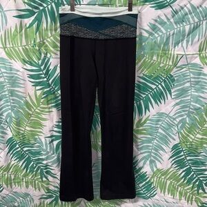 Lululemon leggings | flared bottom size 4 tall black with green waste